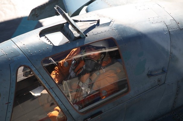 Phi công lái máy bay chiến đấu trên tàu sân bay Nga đang mỉm cười trước ống kính